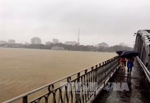 Thừa Thiên - Huế mưa to, nước sông Hương lên nhanh sắp vượt báo động 3 ảnh 1