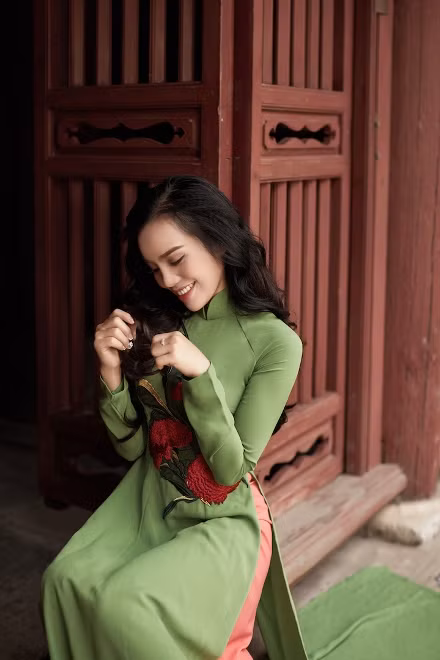 Quán quân Sao Mai 2017 Sèn Hoàng Mỹ Lam gợi cảm với áo dài ảnh 8