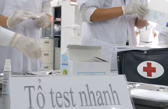 Nhiều học sinh Kon Tum bị ngộ độc sau khi ăn bánh mì, uống sữa ảnh 1