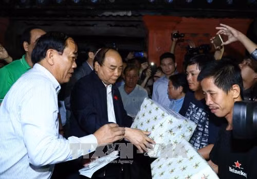 Thủ tướng lội nước, thị sát tình hình ngập lụt tại Khu phố cổ Hội An ảnh 3