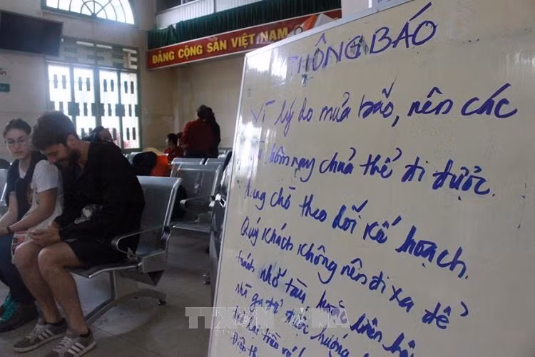  Tàu ngưng tuyến do bão số 12, khoảng 1.500 hành khách mắc kẹt ảnh 1