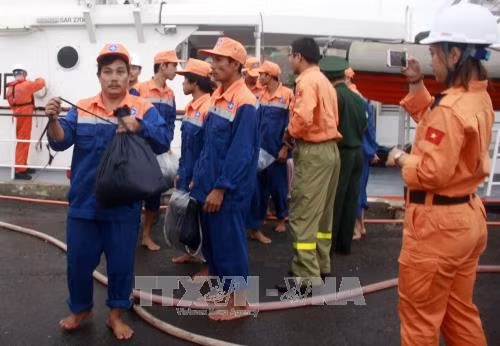 Cứu hộ an toàn 13 ngư dân gặp nạn trên đường tránh trú bão số 12 ảnh 1