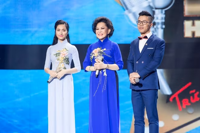Hòa Minzy trở thành phiên bản thanh xuân của 'Nữ hoàng sầu muộn' Giao Linh ảnh 6