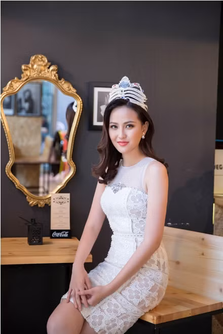 Hoa hậu Quốc tế Khánh Ngân rạng rỡ trong buổi talkshow với đài truyền hình Albania ảnh 9