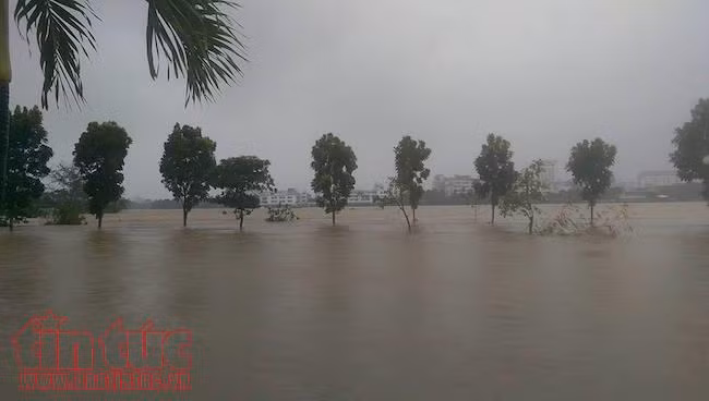 Thành phố Huế ngập chìm trong biển nước do mưa kết hợp xả lũ ảnh 1