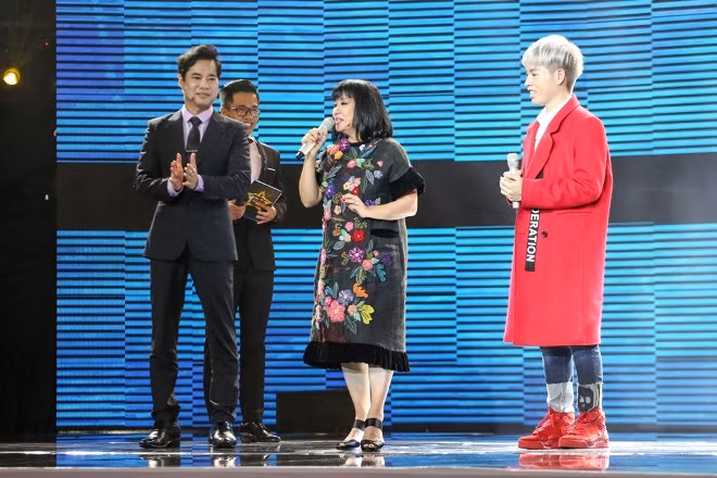 Lắng nghe Đức Phúc hát 'Chờ người' xao xuyến lòng tại sân khấu Cặp đôi Hoàn hảo ảnh 4