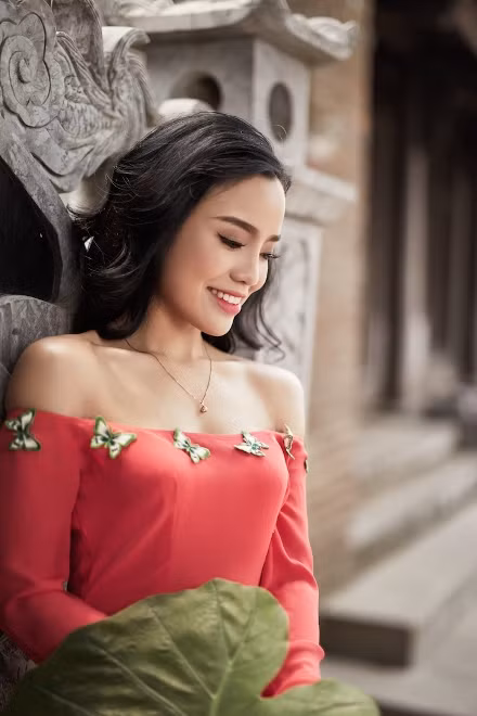 Quán quân Sao Mai 2017 Sèn Hoàng Mỹ Lam gợi cảm với áo dài ảnh 9