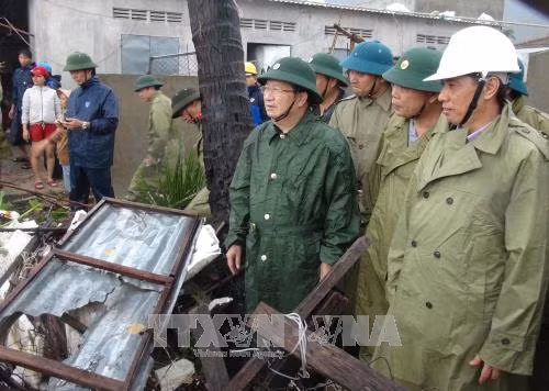 Phó Thủ tướng Trịnh Đình Dũng thị sát tình hình thiệt hại do bão tại Khánh Hòa, Phú Yên ảnh 1