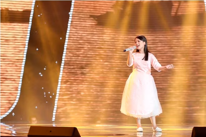 The Voice Kids 2017: Ngọc Ánh team Vũ Cát Tường hát 'Xa khơi' khiến sân khấu 'nổi sóng' ảnh 2