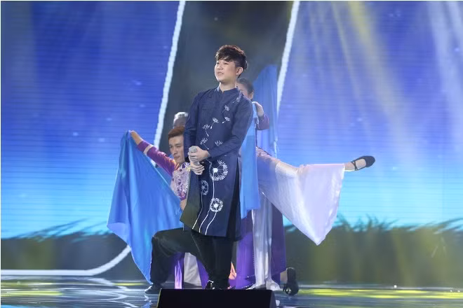 The Voice Kids 2017: Phi Long hát hit 'Đi đâu để thấy hoa bay' của Hoàng Dũng Sing My Song ảnh 1
