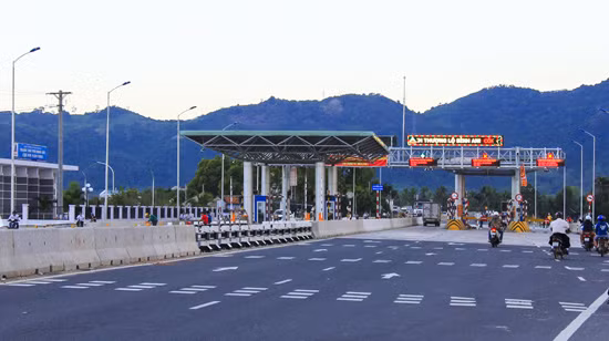 Lái xe dùng tiền lẻ qua Trạm thu phí Ninh An, Khánh Hòa ảnh 1