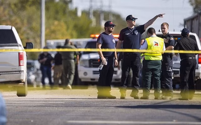 Những hình ảnh đầu tiên tại hiện trường vụ xả súng kinh hoàng ở Texas ảnh 2