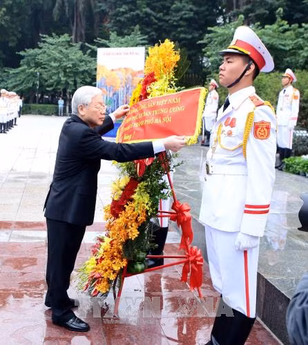  Lãnh đạo Đảng, Nhà nước, thành phố Hà Nội dâng hoa tưởng niệm tại Tượng đài Lenin ảnh 2
