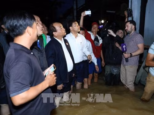 Thủ tướng lội nước, thị sát tình hình ngập lụt tại Khu phố cổ Hội An ảnh 1