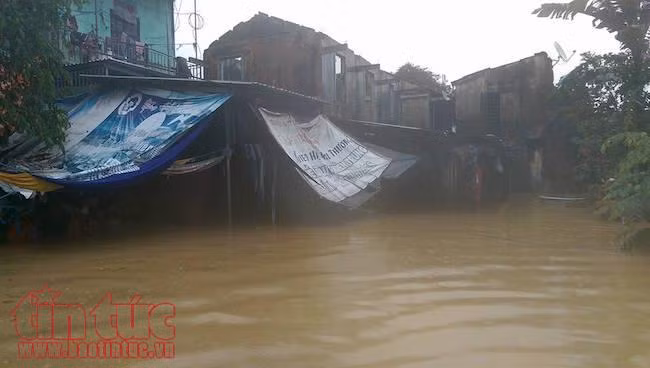 Thành phố Huế ngập chìm trong biển nước do mưa kết hợp xả lũ ảnh 8