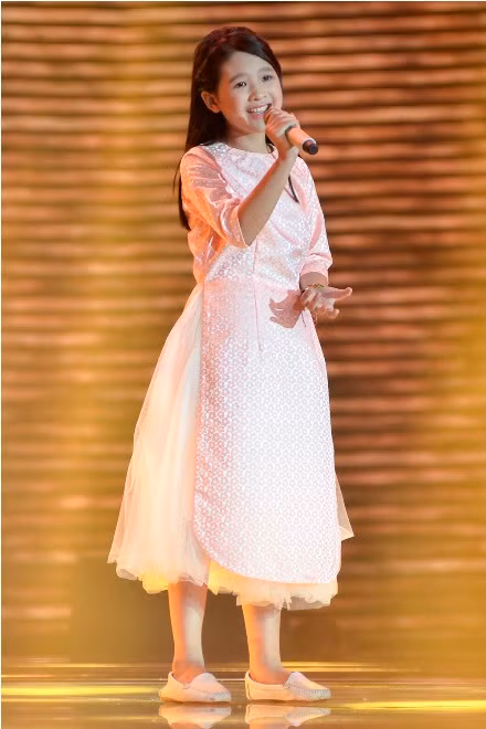 The Voice Kids 2017: Ngọc Ánh team Vũ Cát Tường hát 'Xa khơi' khiến sân khấu 'nổi sóng' ảnh 1