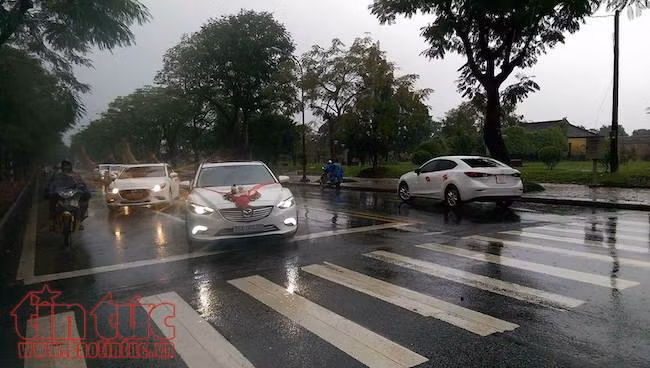 Thành phố Huế ngập chìm trong biển nước do mưa kết hợp xả lũ ảnh 4