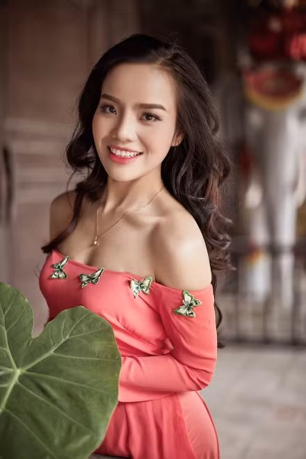 Quán quân Sao Mai 2017 Sèn Hoàng Mỹ Lam gợi cảm với áo dài ảnh 10