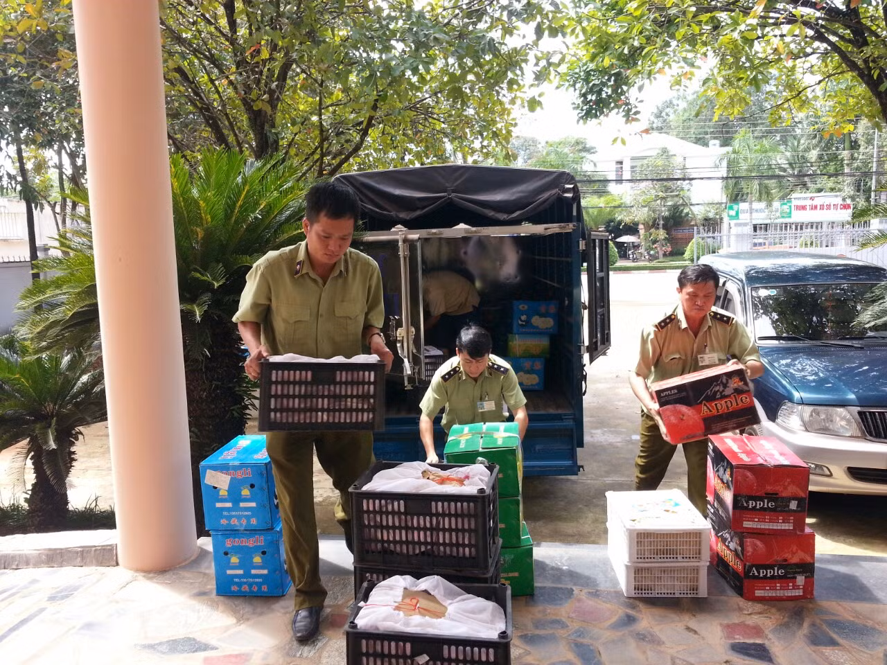 Nửa tấn trái cây, hàng chục nghìn lọ nước hoa quả tuồn trái phép vào Việt Nam ảnh 1