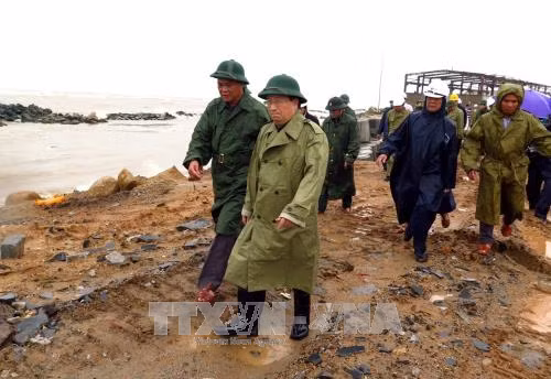 Phó Thủ tướng Trịnh Đình Dũng thị sát công tác phòng chống bão số 12 tại Phú Yên ảnh 1