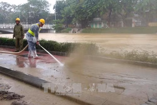 Thừa Thiên - Huế vệ sinh môi trường, trả lại cảnh quan sau mưa lũ ảnh 2