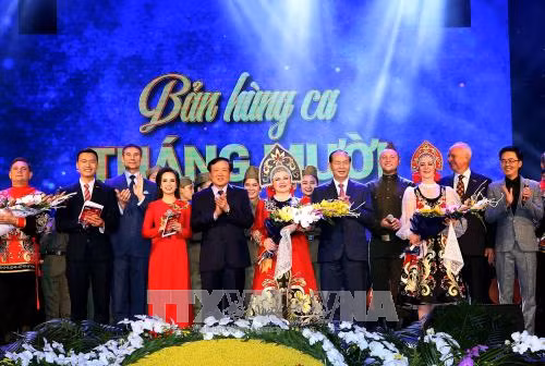 Chủ tịch nước dự Chương trình giao lưu nghệ thuật 'Bản hùng ca Tháng Mười' ảnh 1