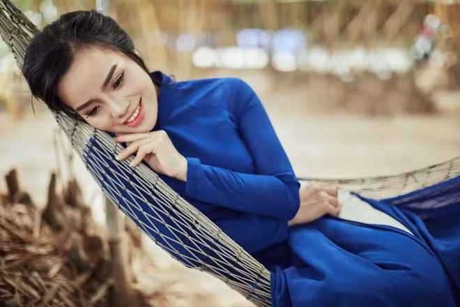 Quán quân Sao Mai 2017 Sèn Hoàng Mỹ Lam gợi cảm với áo dài ảnh 7