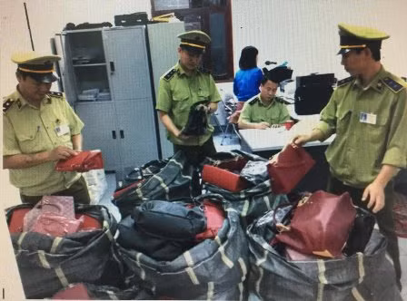 Hàng trăm túi xách, chai đông trùng hạ thảo nhập lậu ảnh 1