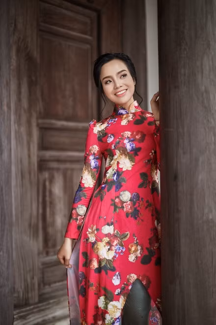 Quán quân Sao Mai 2017 Sèn Hoàng Mỹ Lam gợi cảm với áo dài ảnh 4