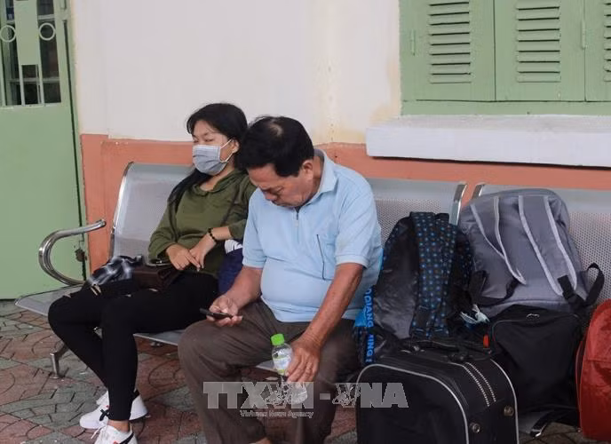  Tàu ngưng tuyến do bão số 12, khoảng 1.500 hành khách mắc kẹt ảnh 2