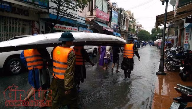 Thành phố Huế ngập chìm trong biển nước do mưa kết hợp xả lũ ảnh 13