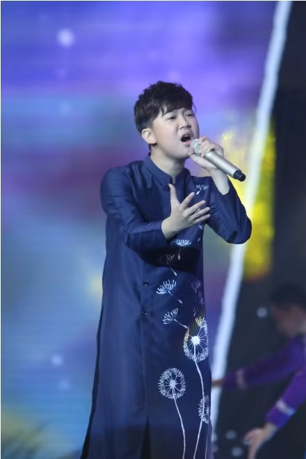 The Voice Kids 2017: Phi Long hát hit 'Đi đâu để thấy hoa bay' của Hoàng Dũng Sing My Song ảnh 3