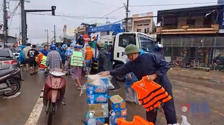 Cùng bà con vượt qua lũ dữ 
