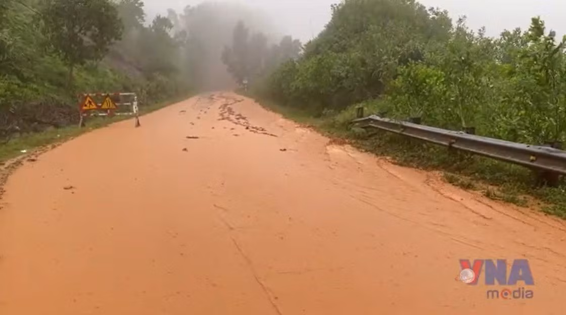 Sạt lở nghiêm trọng trên nhiều tuyến đường giao thông miền núi ở Huế