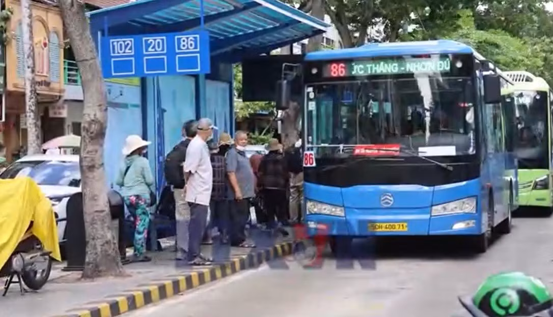 Người dân hào hứng trong ngày đầu miễn vé xe buýt