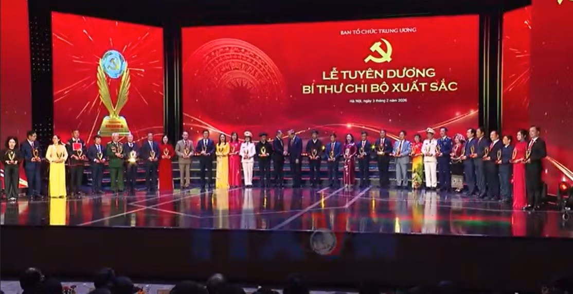 Tuyên dương Bí thư Chi bộ xuất sắc và trao Giải Búa liềm Vàng