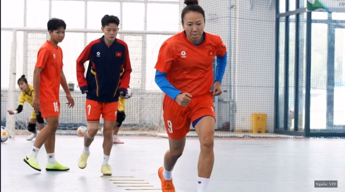 Đội tuyển futsal nữ Việt Nam tập buổi đầu tiên tại Trung Quốc chuẩn bị thi đấu giao hữu với chủ nhà 