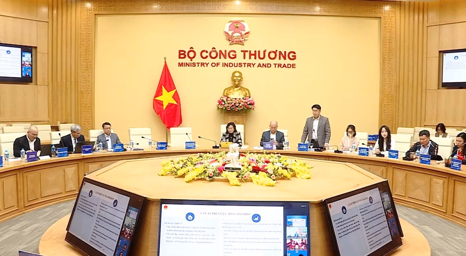 Hệ thống thương vụ tiếp tục đóng vai trò then chốt