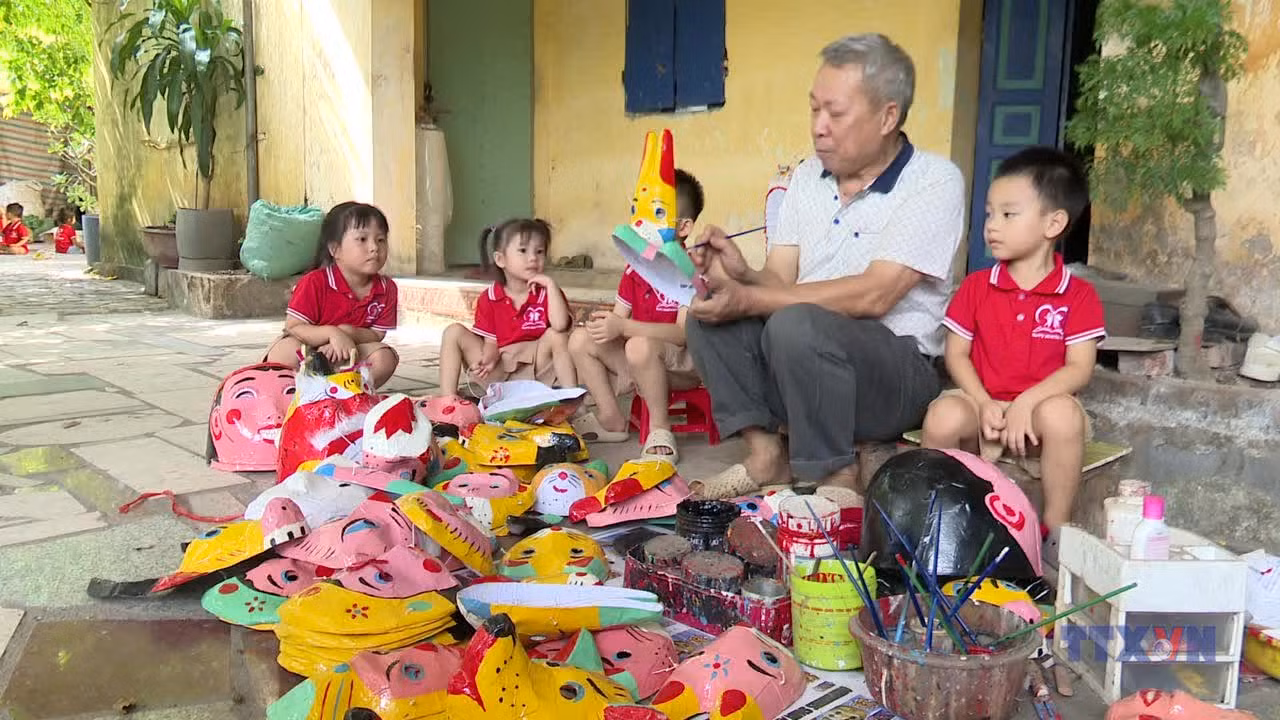 Nỗ lực bảo tồn nghề làm đồ chơi Trung thu truyền thống thôn Ông Hảo 