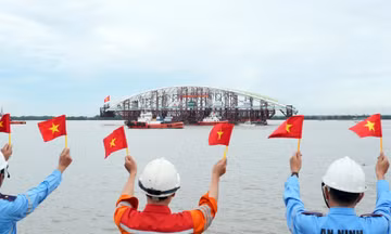 Vòm thép cầu đi bộ hình lá dừa tiến gần trung tâm TP Hồ Chí Minh.