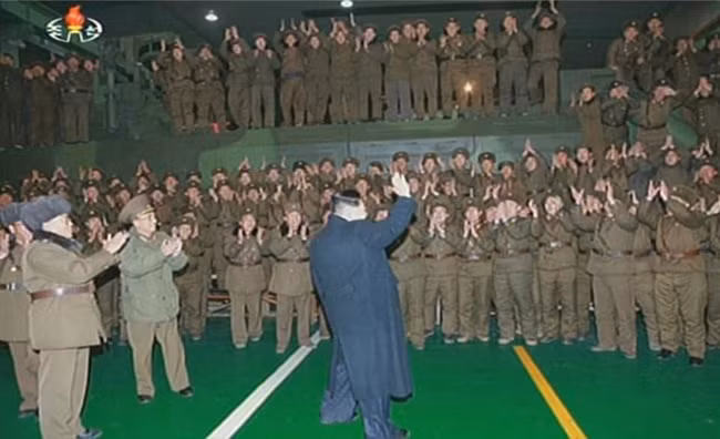 Triều Tiên bung video phóng tên lửa, ông Kim Jong-un rạng rỡ trong mọi khuôn hình ảnh 9