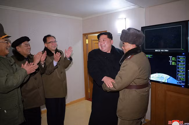 Triều Tiên bung video phóng tên lửa, ông Kim Jong-un rạng rỡ trong mọi khuôn hình ảnh 7