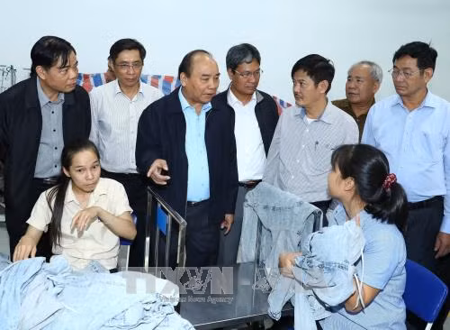 Thủ tướng thị sát khắc phục hậu quả cơn bão số 12 tại Khánh Hòa ảnh 7