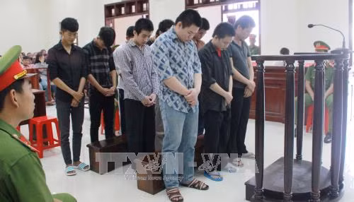 Xét xử 10 thanh niên rượt đuổi bằng xe mô tô làm chết người ảnh 1
