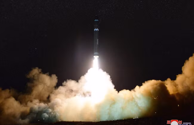 Triều Tiên bung video phóng tên lửa, ông Kim Jong-un rạng rỡ trong mọi khuôn hình ảnh 4
