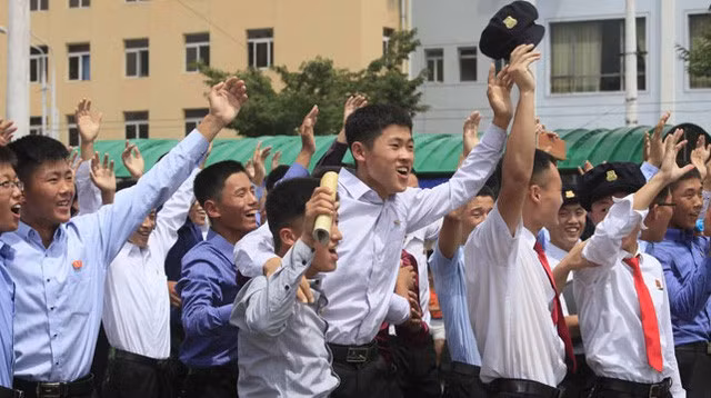 Người Triều Tiên hân hoan theo dõi vụ phóng tên lửa mạnh chưa từng có ảnh 1