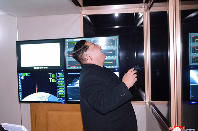 Triều Tiên bung video phóng tên lửa, ông Kim Jong-un rạng rỡ trong mọi khuôn hình ảnh 5