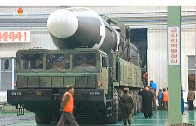 Triều Tiên bung video phóng tên lửa, ông Kim Jong-un rạng rỡ trong mọi khuôn hình ảnh 2