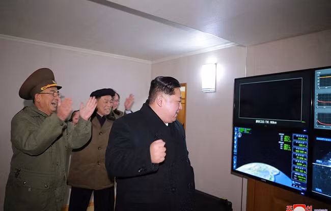 Triều Tiên bung video phóng tên lửa, ông Kim Jong-un rạng rỡ trong mọi khuôn hình ảnh 6