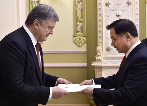 Đại sứ Việt Nam trình Quốc thư lên Tổng thống Ukraine ảnh 1